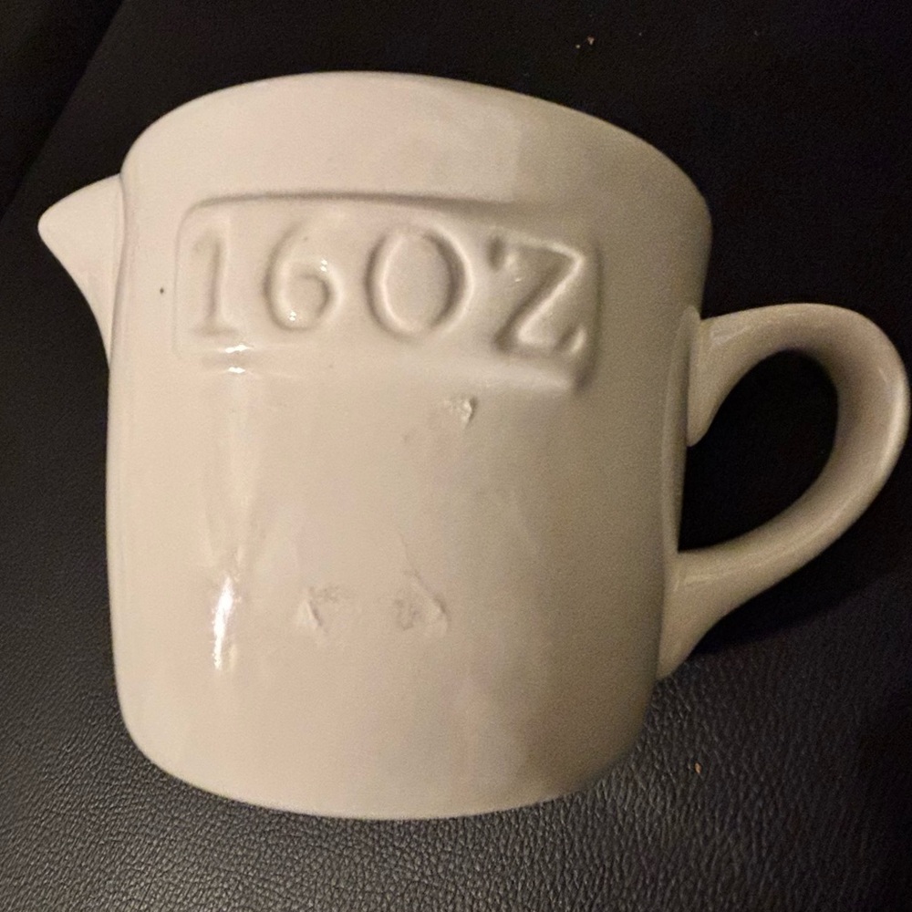 RARE :Crate & Barrel Spouted Measuring Cup